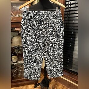 EUC Liz Claiborne Cropped Pants Black White Flower Print 100% Cotton Size 4